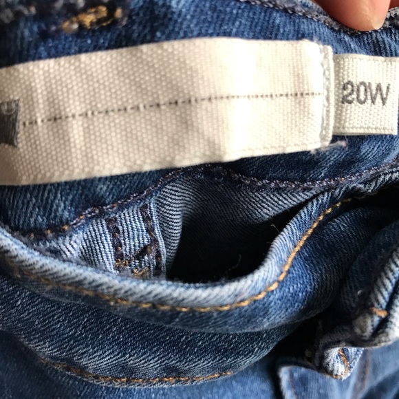 Levi’s Plus Size Denim Blue Jeans Cropped Cuffed Medium Wash Women’s 22W - Picture 4 of 6